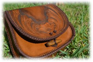 Bolso de cuero repujado artesanal con flores