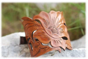 Bracelet large avec fleur en cuir sculptée