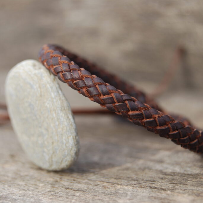 Bracelet rond tressé avec 8 lanières