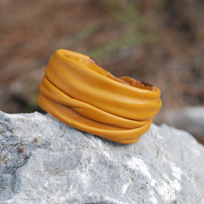 Bracelet en cuir moulé de couleur jaune