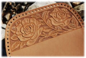 Repoussage floral sur cuir vegetal avec 2 fleurs