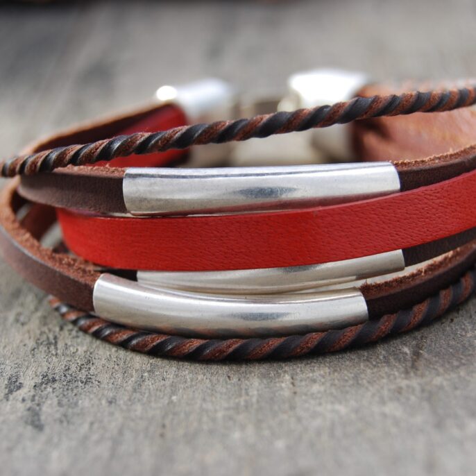 Bracelet pour femme avec tubes en cuir